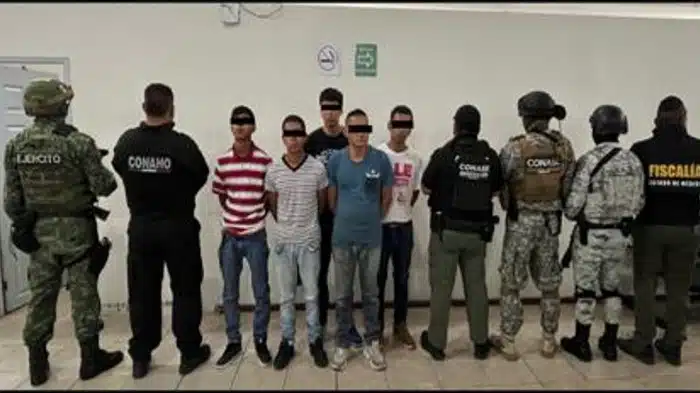 Hombres detenidos por policias