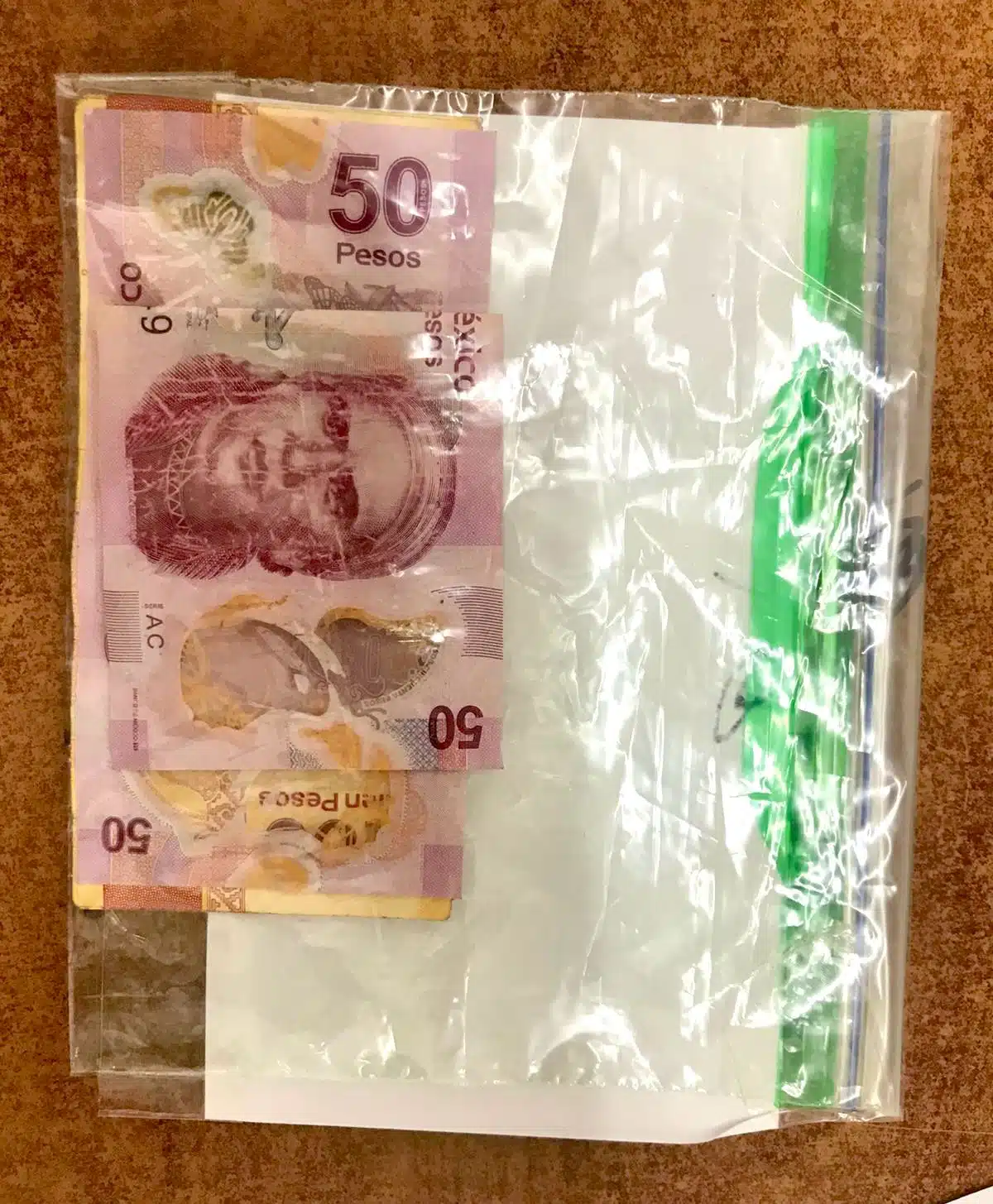 Dinero asegurado por policías tras ser robado a empleada de farmacia en Culiacán