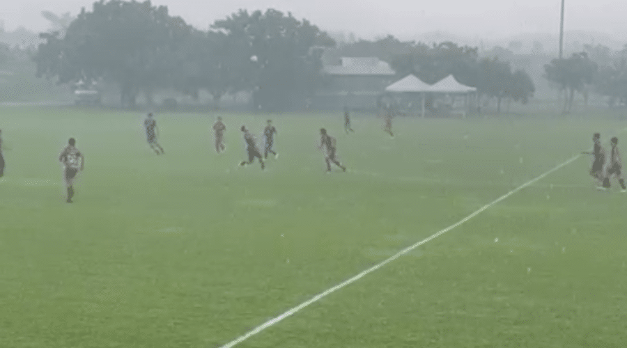 Juego de futbol de Mazatlán FC vs Atlas en la lluvia