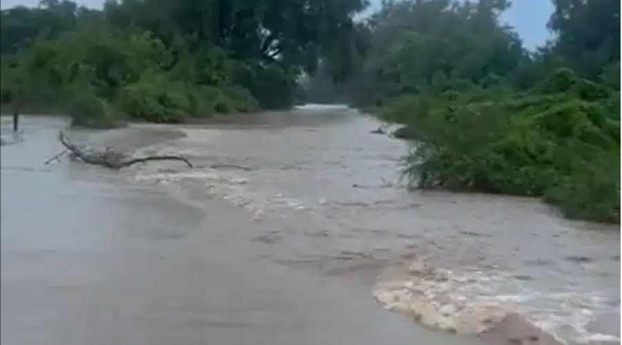 Rio desbordado en Quilá por tormenta Norma