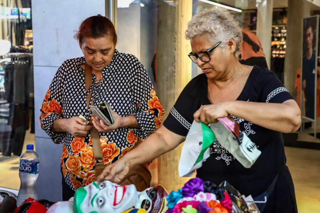 Señora vendiendo y una comprando disfraces de Halloween en Culiacán