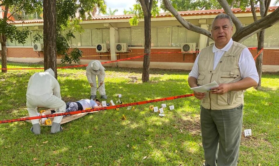 Docente Julián Díaz imparte clase en la Unipol