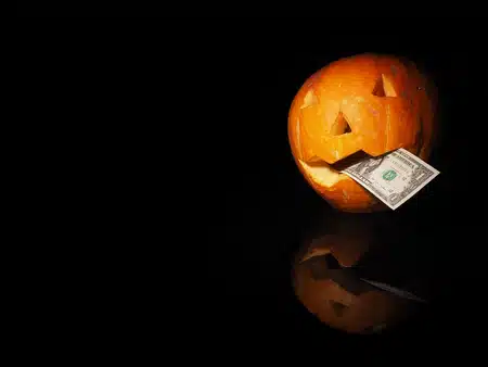 Una calabaza con un dólar en la boca