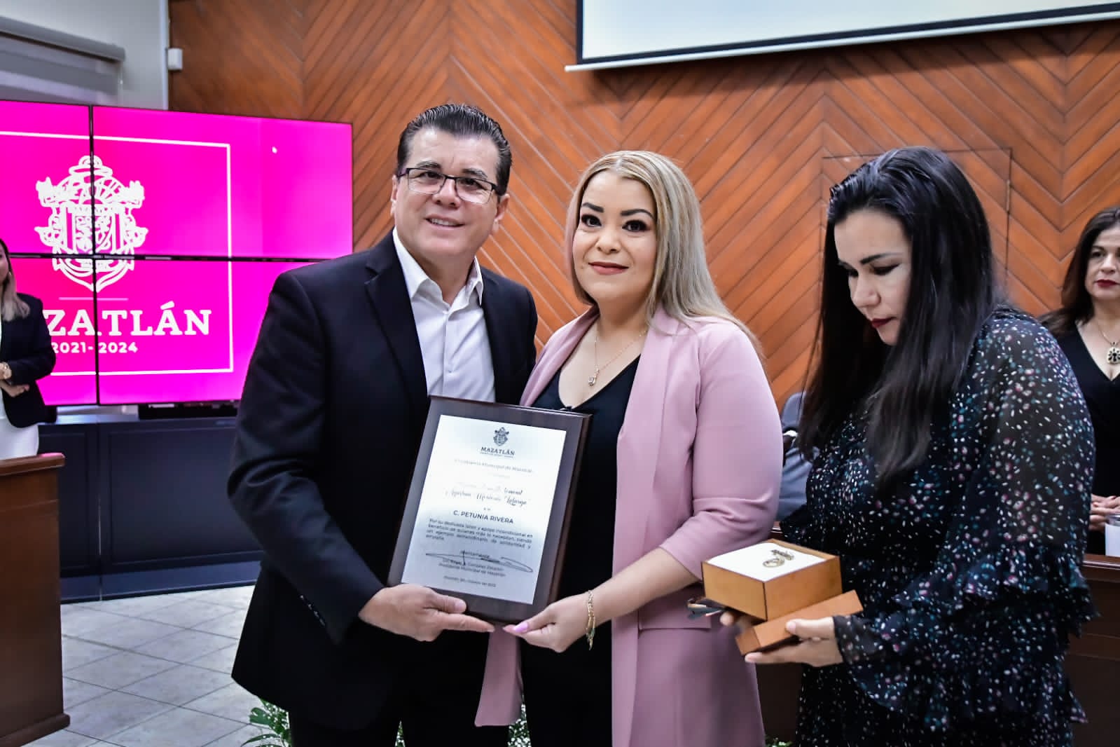 Dolores Santos Rivera es distinguida con la medalla Profesora Agustina Monterde