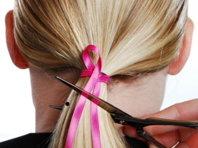Persona cortando su cabello para donarlo