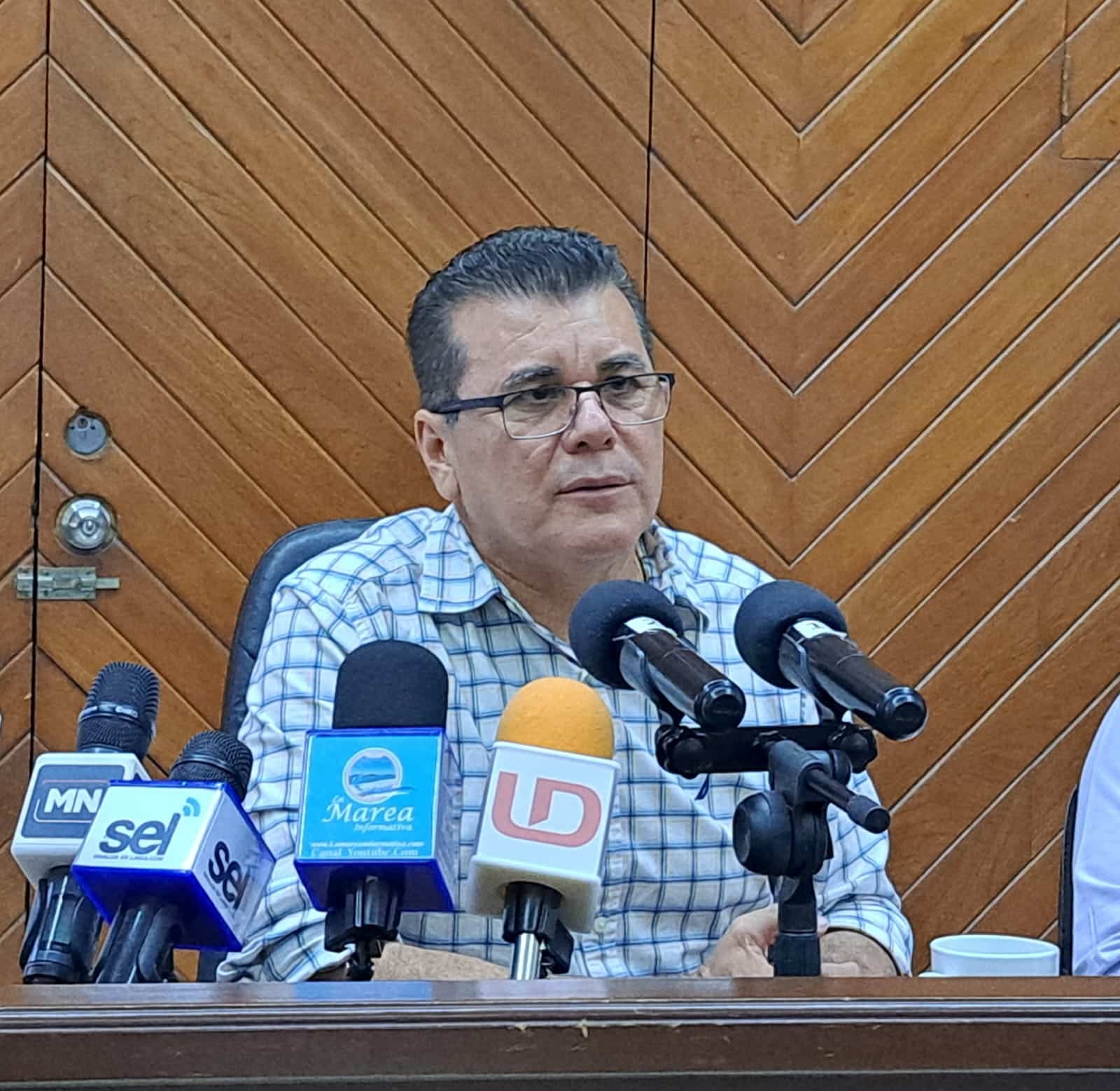 Édgar González con medios de prensa