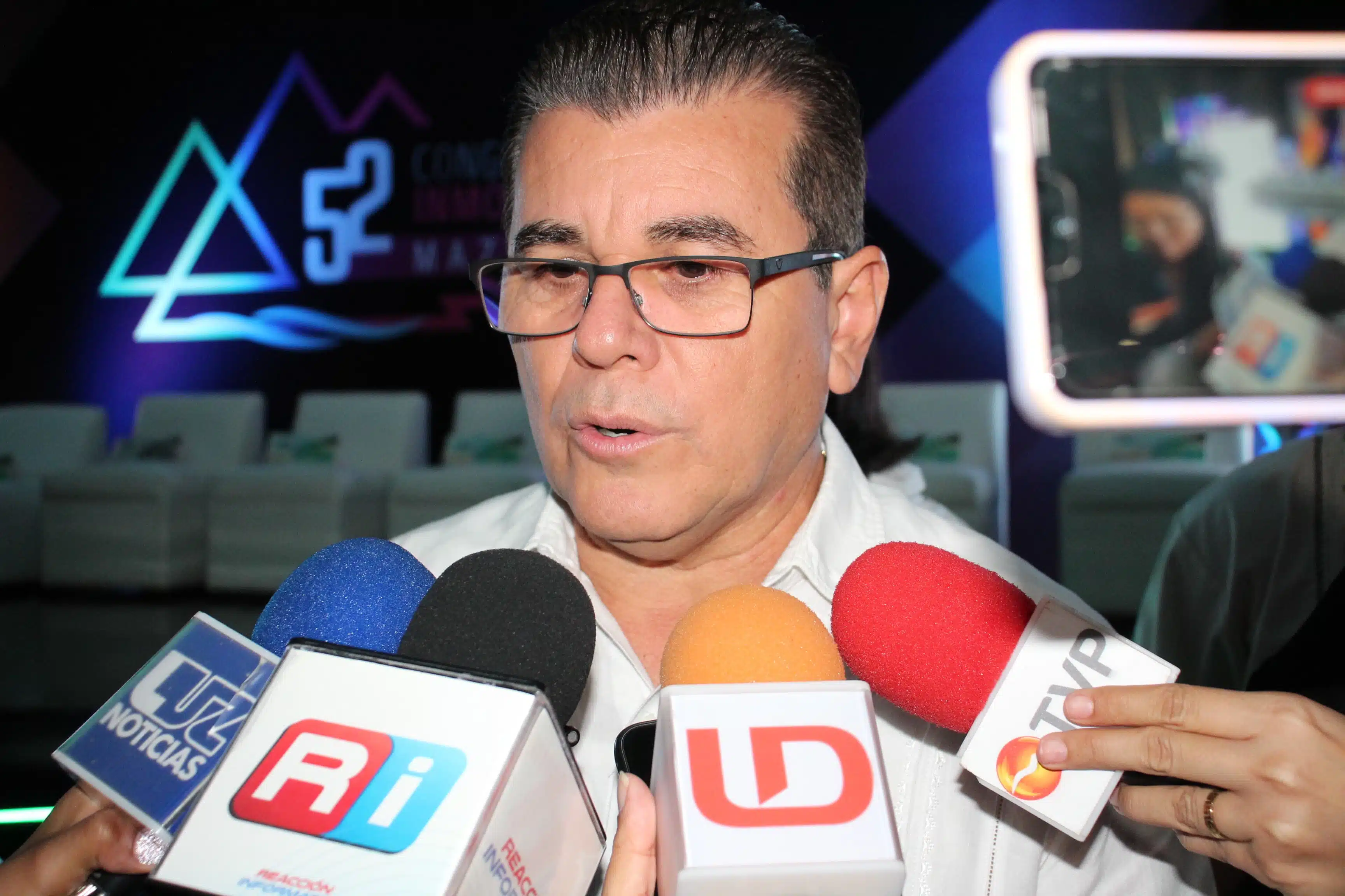 Édgar González Zatarain en entrevista con medios