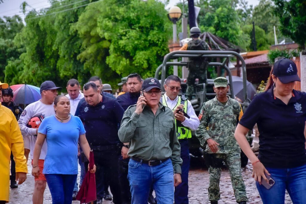 Calles inundadas en comunidades de Mazatlán