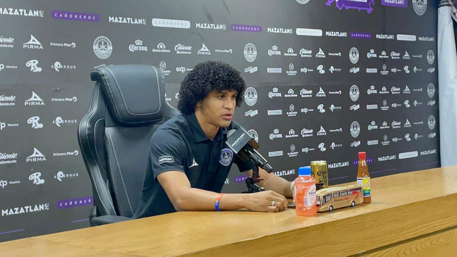 venezolano Eduard Bello en conferencia de prensa