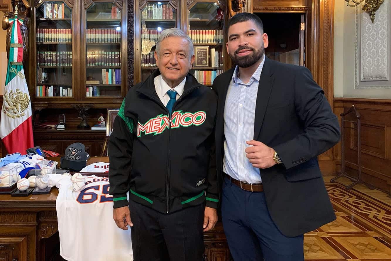 El presidente Andrés Manuel López Obrador y el beisbolista mazatleco José Urquidy