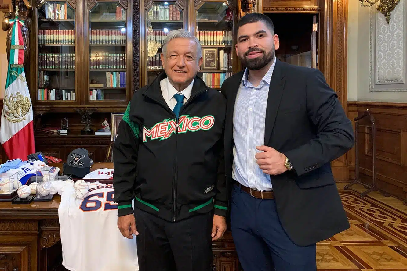 El presidente Andrés Manuel López Obrador y el beisbolista mazatleco José Urquidy