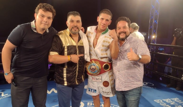 El sinaloense Jorge García y su equipo luego de coronarse en República Dominicana