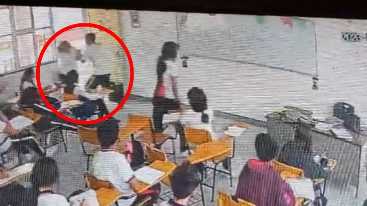 En Ramos Arizpe, alumno apuñala a su maestra en plena clase