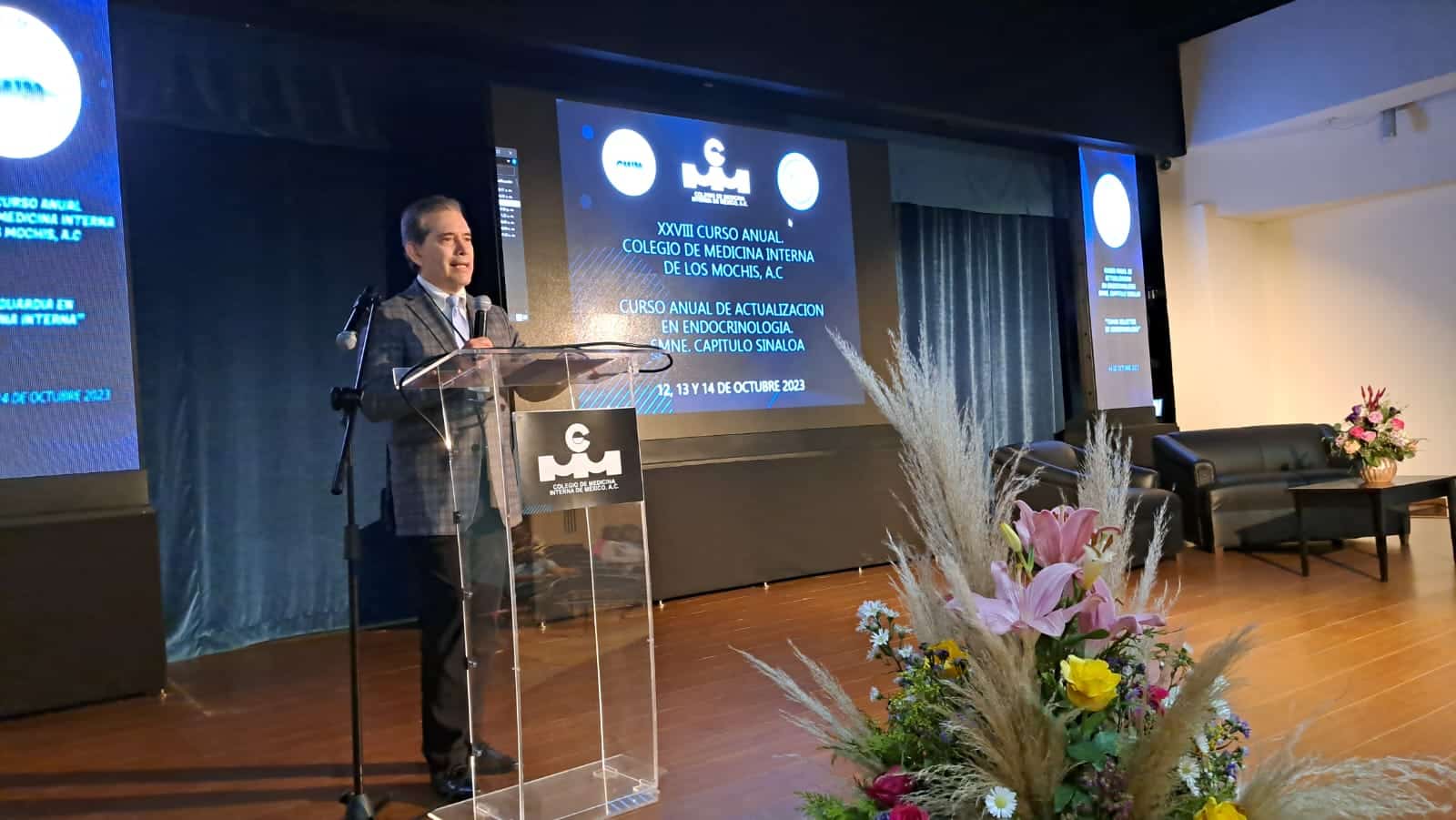 Endocrinólogo Alejandro Romero Zazueta en su conferencia magistral Evaluación clínica del paciente con nódulo tiroideo