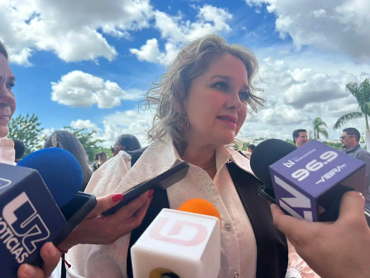 Eneyda Rocha Ruiz con medios de prensa