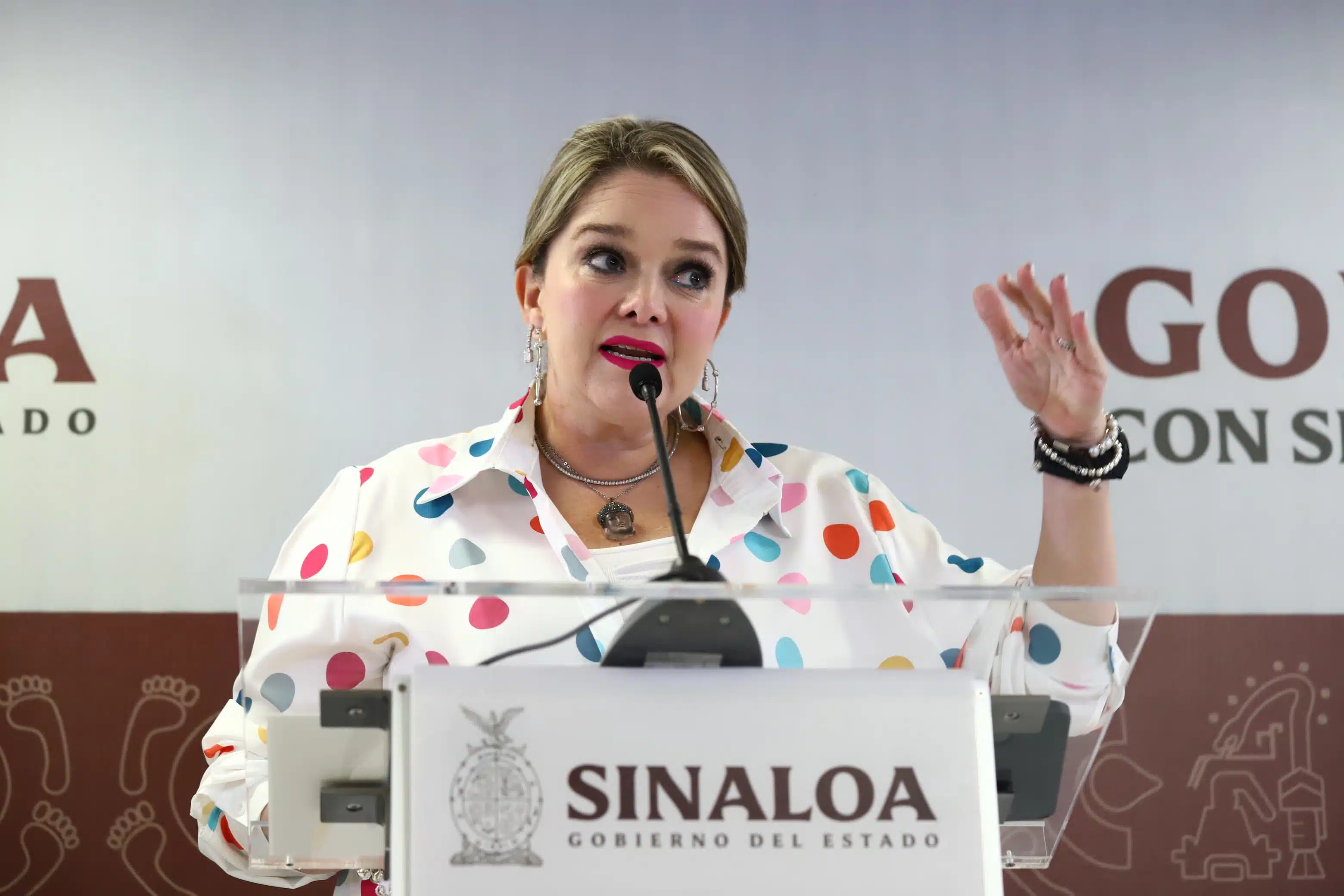 Eneyda Rocha Ruiz, presidenta del Sistema DIF Sinaloa, durante la semanera de este lunes 30 de octubre