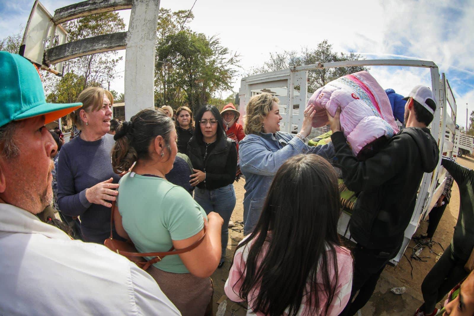 Presidenta del DIF Sinaloa entregando apoyo