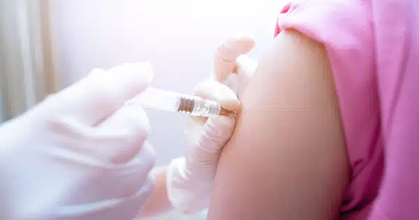 Enfermera aplica vacuna vph a niña