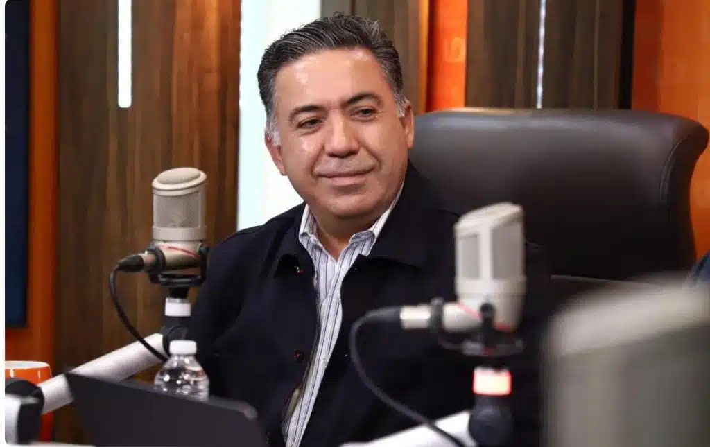 Enrique Inzunza Cázarez en el estudios de Línea Directa en Culiacán