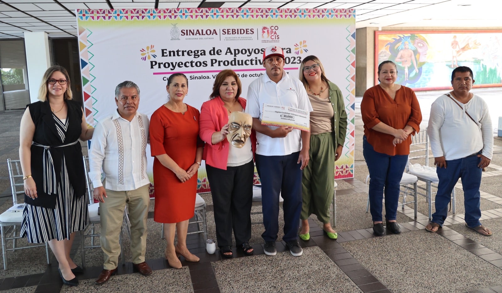 Sebides entregó 101 cheques a emprendedores que provienen de los pueblos originarios.