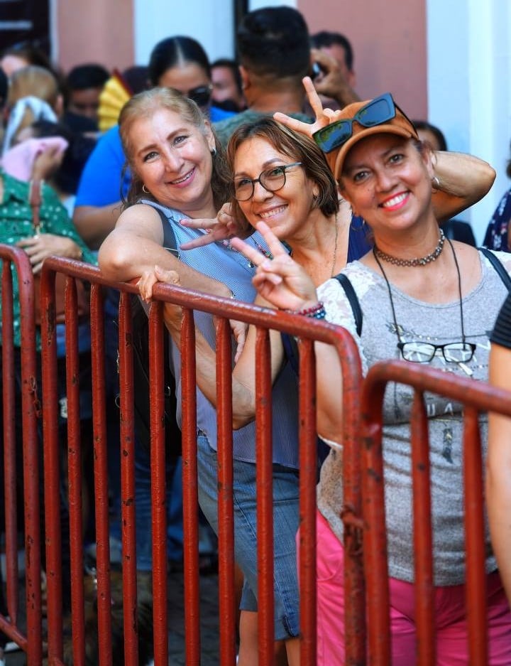 Entrega de boletos para el evento cultural de “Leyendas del Arte”
