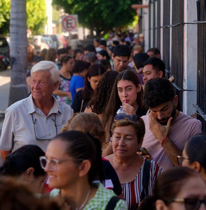 Entrega de boletos para el evento cultural de “Leyendas del Arte”