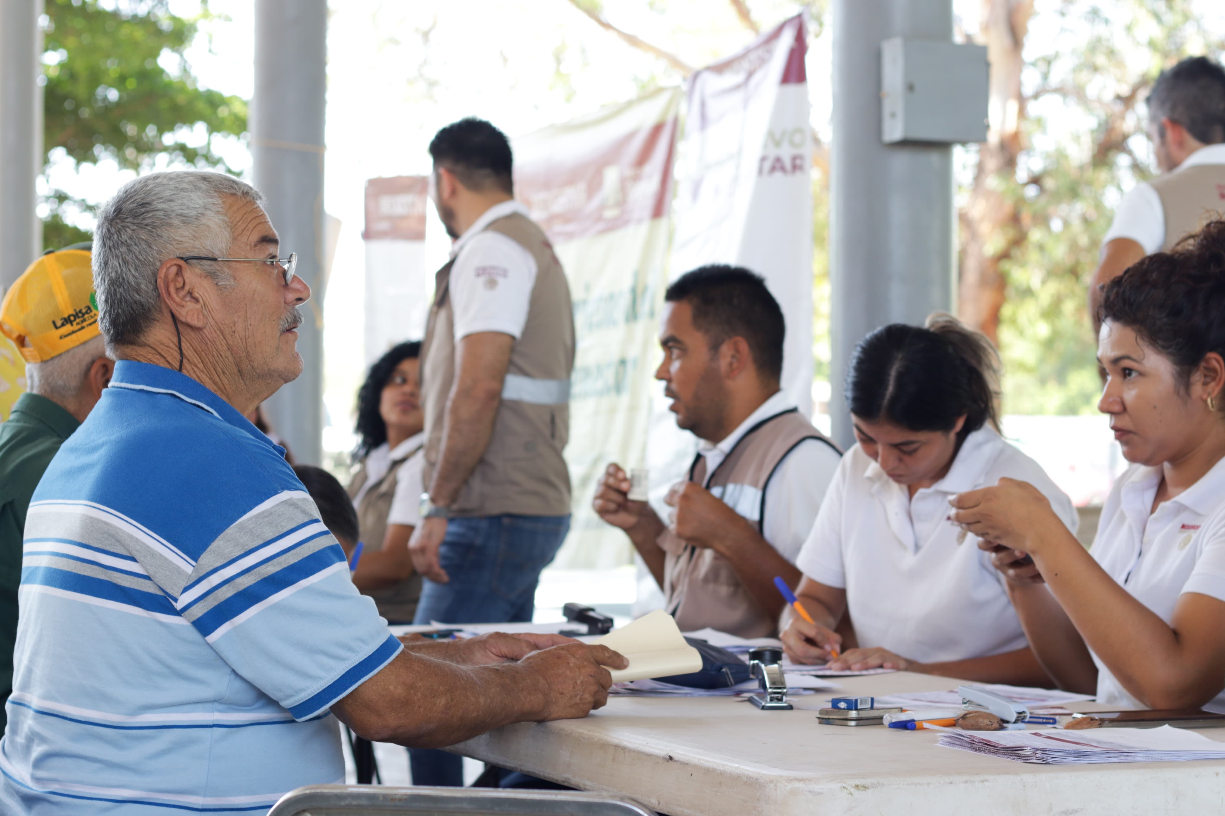 Entrega de tarjetas bienestar en Ahome
