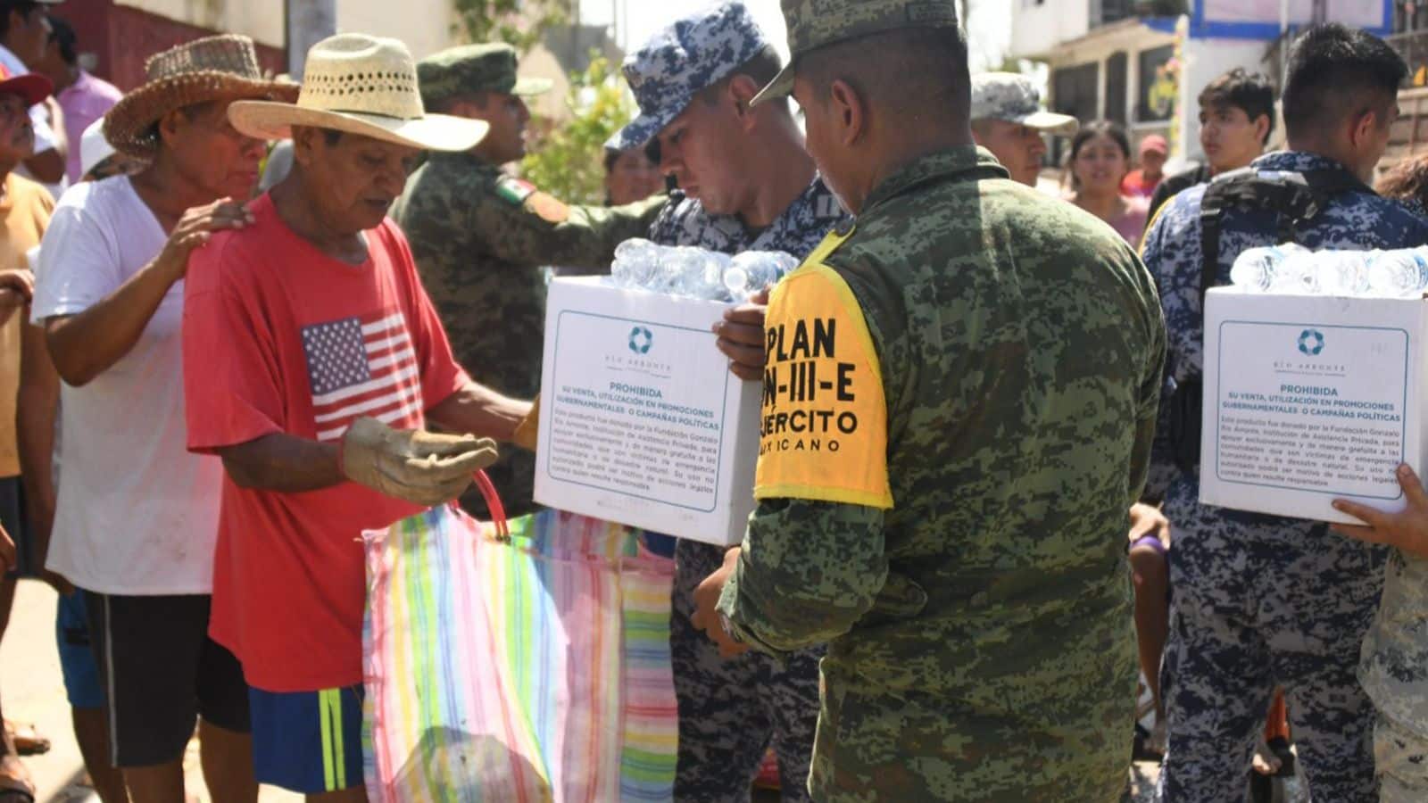 Entregan Fuerzas Armadas 50 toneladas de víveres a damnificados de Acapulco