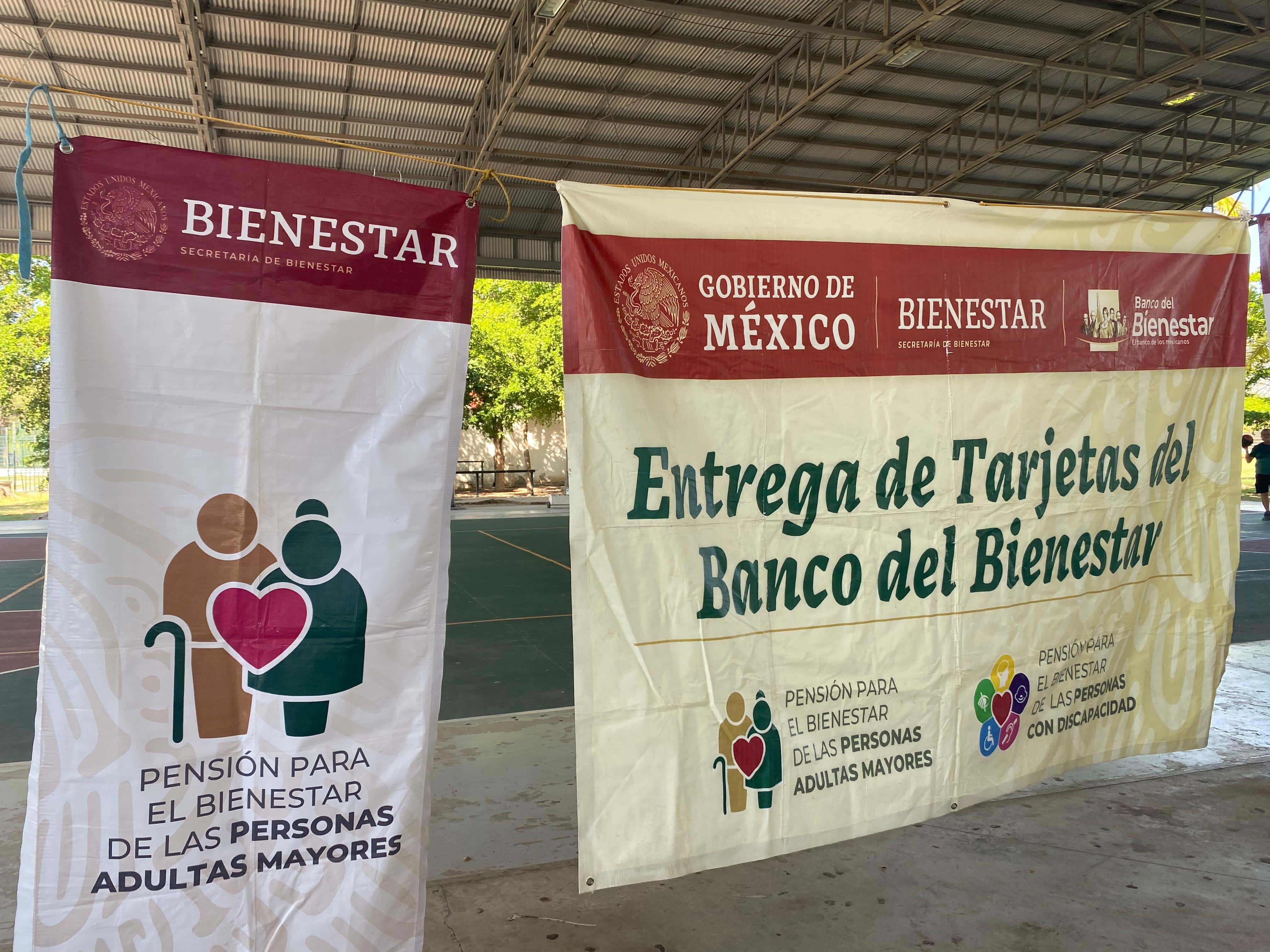 Entrega de tarjetas del Banco del Bienestar.