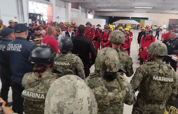 Equipos de emergencia en Acapulco