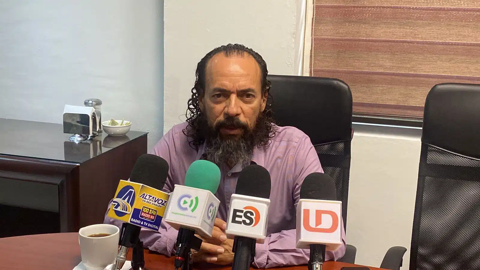Ernesto Martínez Ríos en conferencia de prensa con los medios de comunicación en Los Mochis
