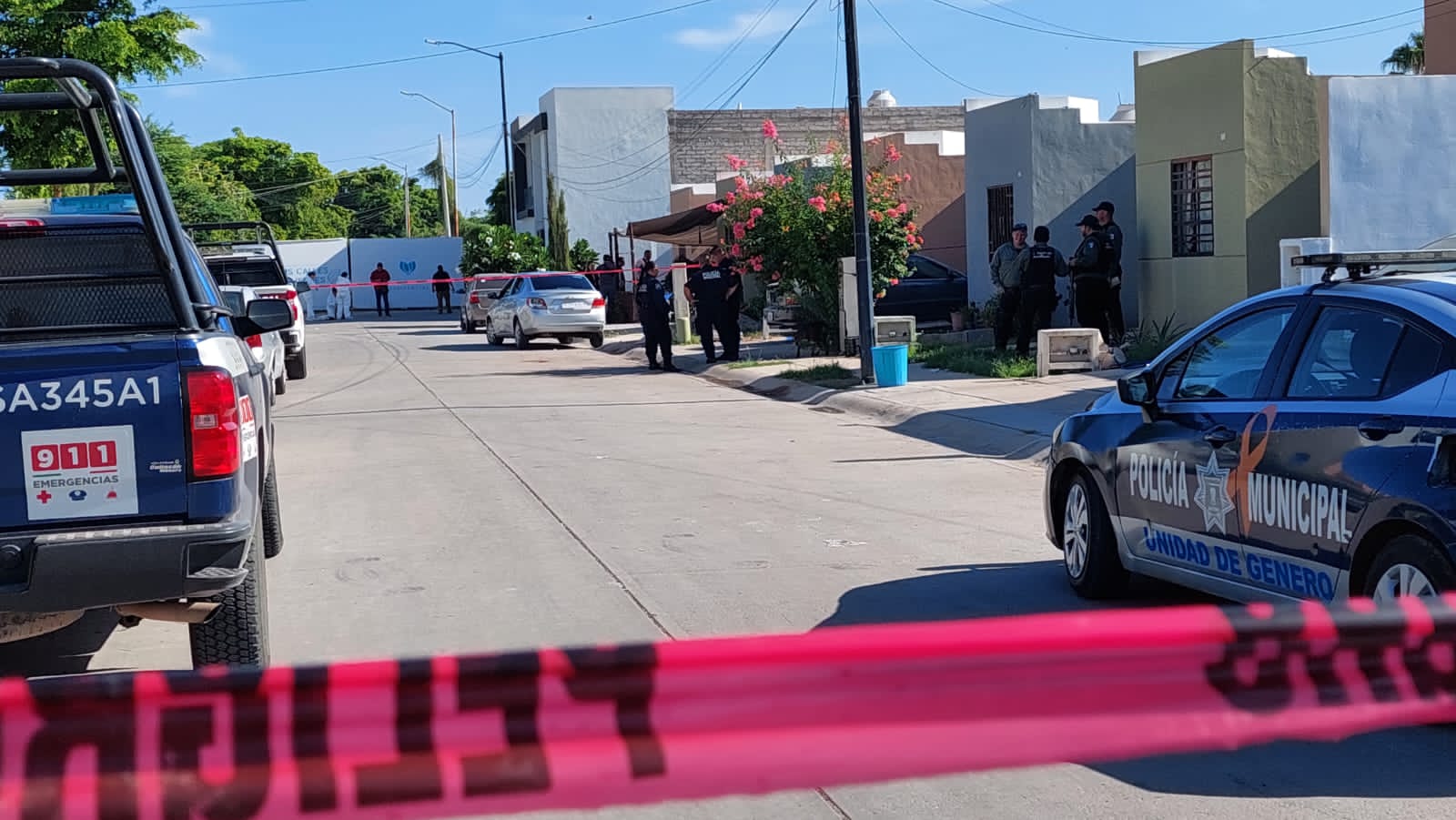 Policías resguardando escena del crimen