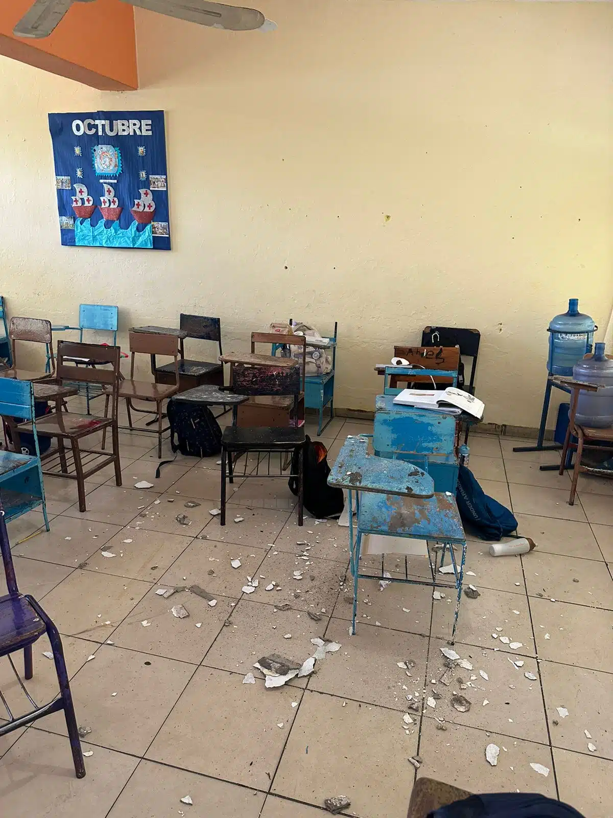 En plena hora de clases cayó un pedazo del enjarre del techo de la primaria José G. Gutiérrez.