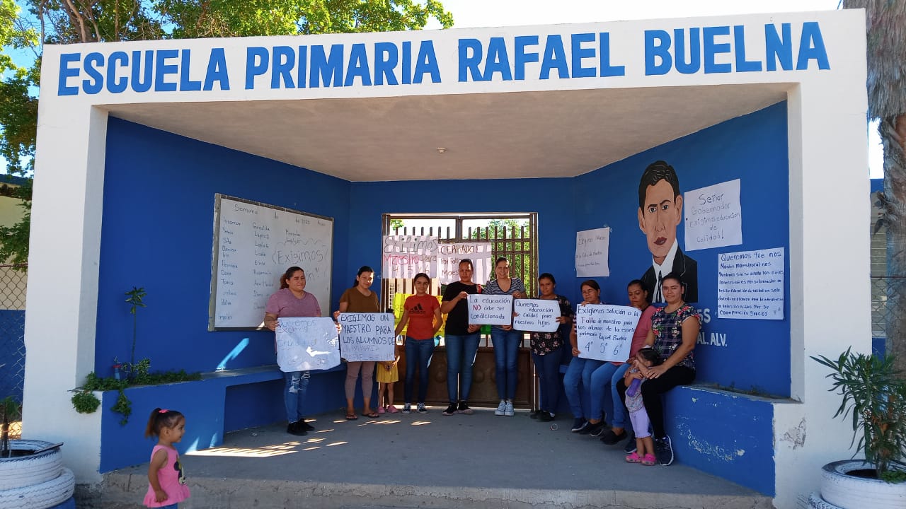 Madres de familia toman la escuela primaria de La Cienega de Casal