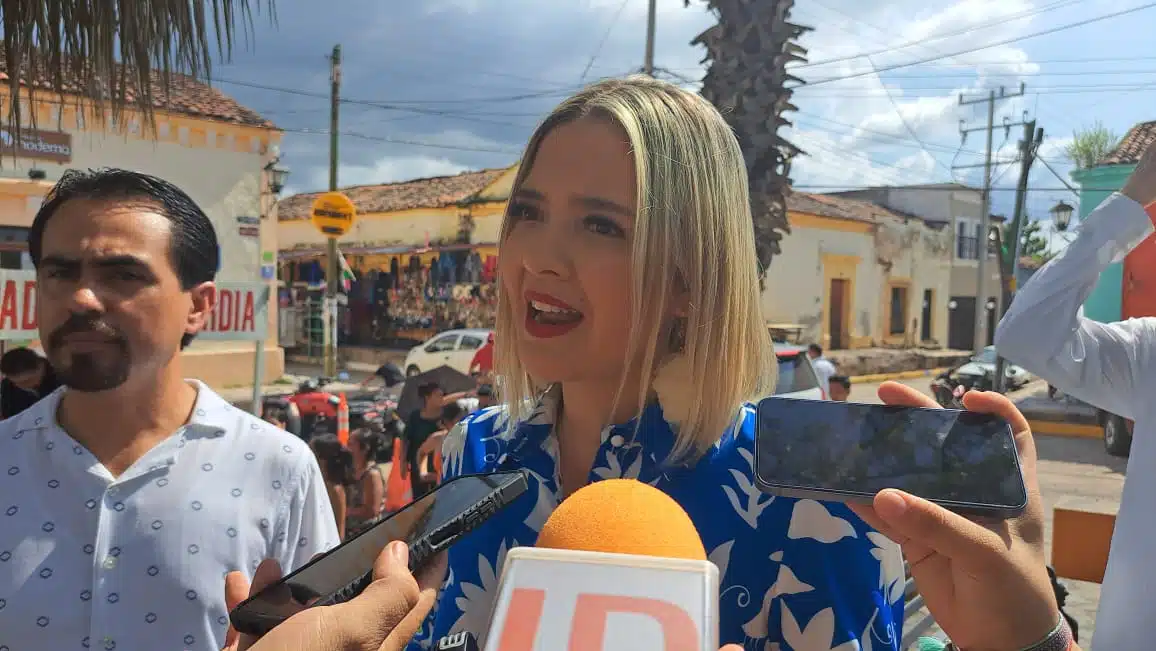 Estrella Palacios Domínguez con medios de prensa