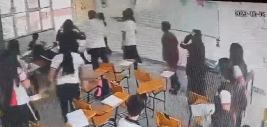 Momento de la agresión de alumno a su maestra
