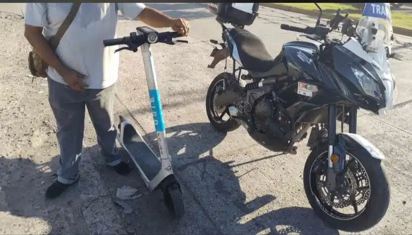 Estudiante con motopatín y una motocicleta