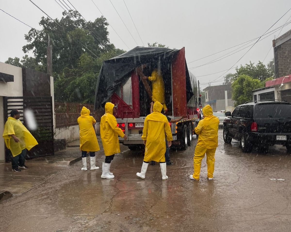 Evacúan familias en Guamúchil por 