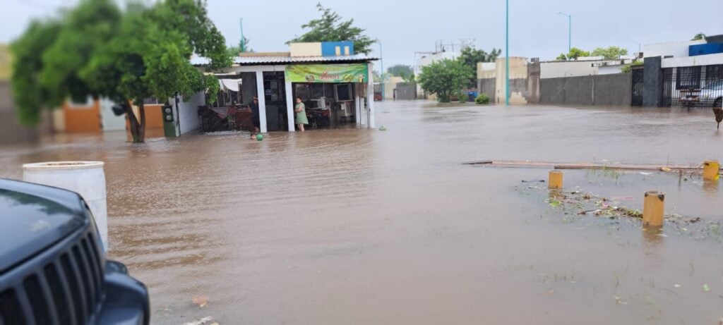 Evacuan familias en Guasave a causa de las lluvias por "Norma"