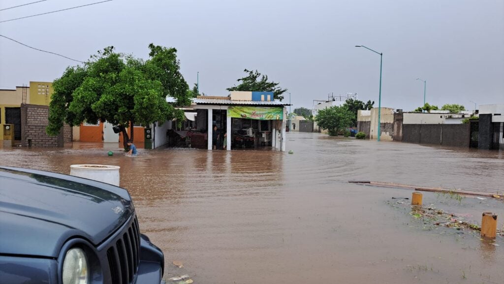 Evacuan familias en Guasave a causa de las lluvias por "Norma"