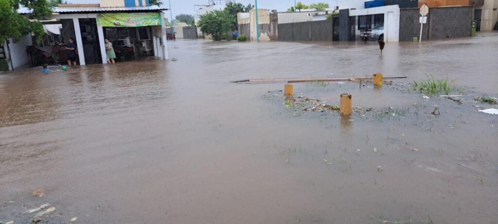 Evacuan familias en Guasave a causa de las lluvias por "Norma"