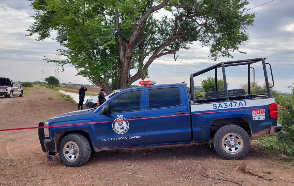 Camioneta de la FGE en un canal de riego de Ahome