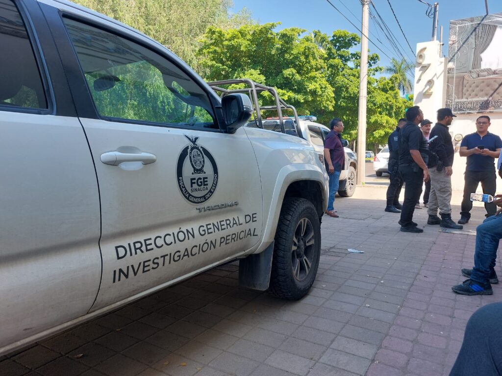 Camioneta de la FGE en Culiacán