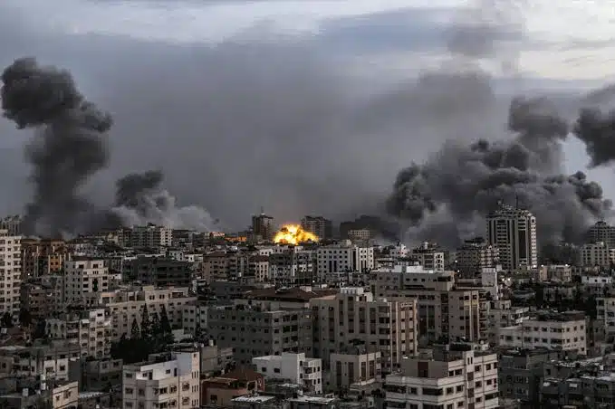 Fallecen 30 estudiantes durante bombardeos en Gaza; hay 8 heridos