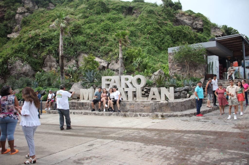 Turistas en el Faro de Mazatlán