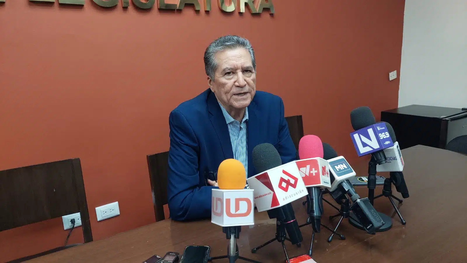 Feliciano Castro Meléndrez en conferencia con medios de comunicación