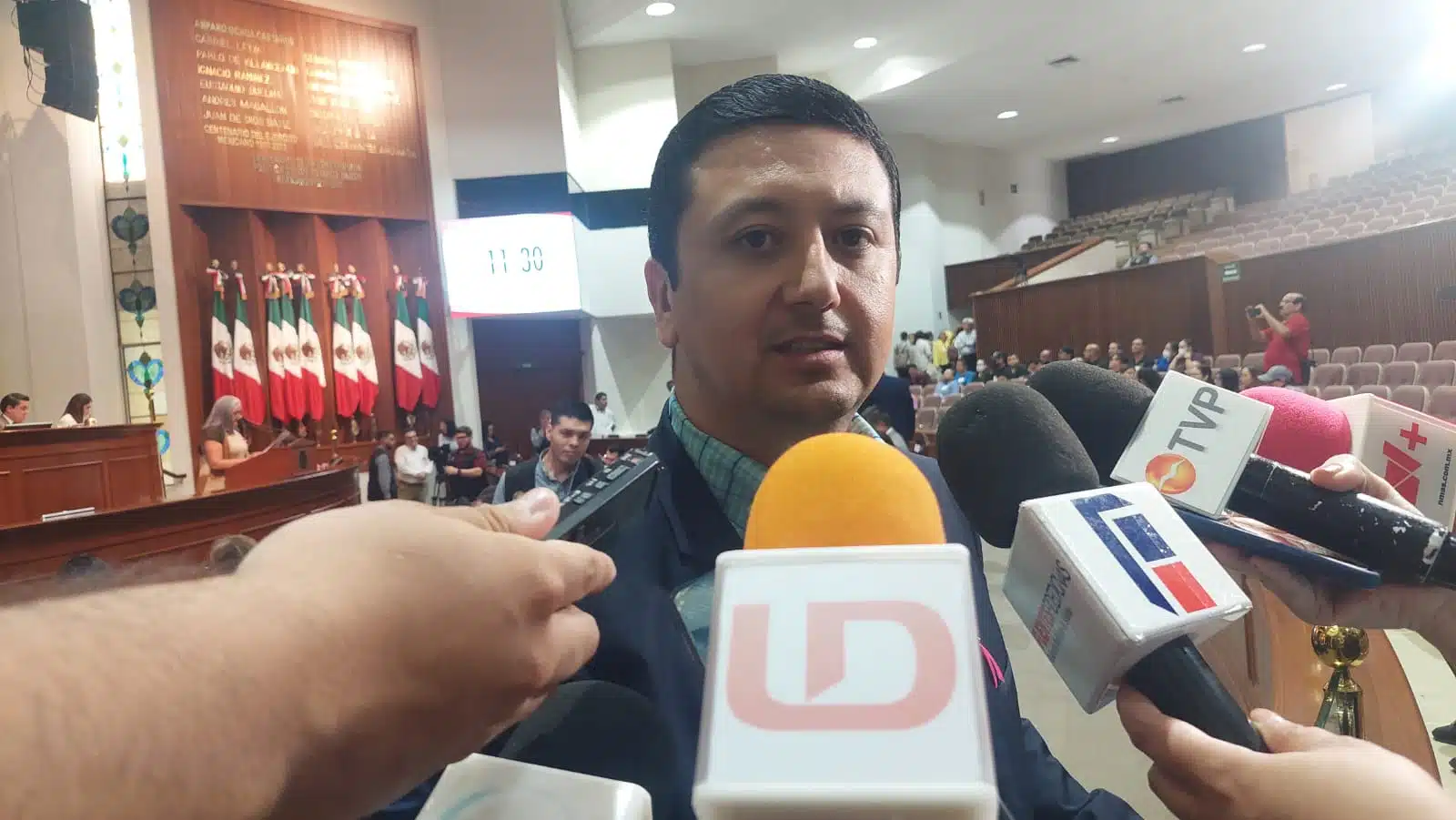 Feliciano Valle Sandoval con medios de prensa