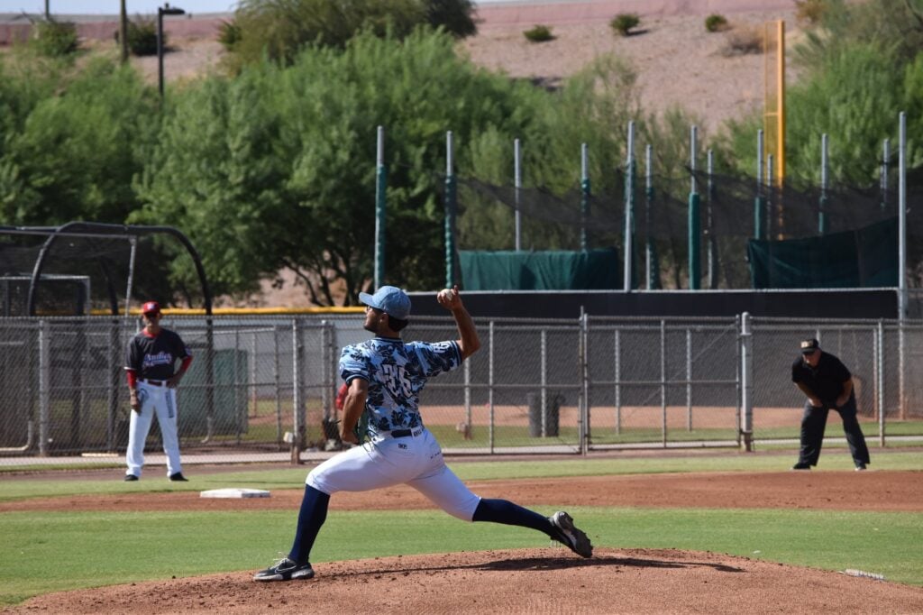 Una persona con uniforme de beisbol en un campo