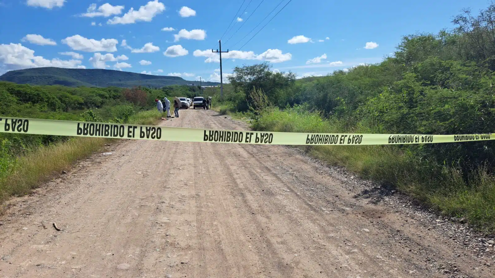 Cinta amarilla delimitando el área de un crimen en Culiacán