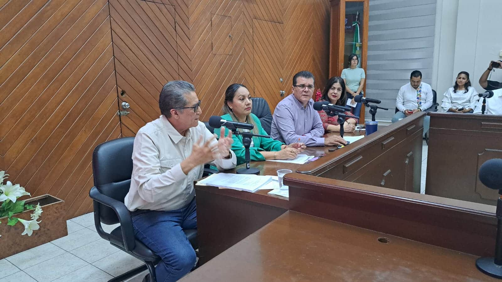 Mazatlán, Sin.- Como un reconocimiento por ser el primer promotor internacional de Mazatlán, en Cabildo en pleno aprobó la iniciativa para que aquí se celebre cada año el Festival Indo Iberoamericano de Poesía y Canto Pablo Neruda.